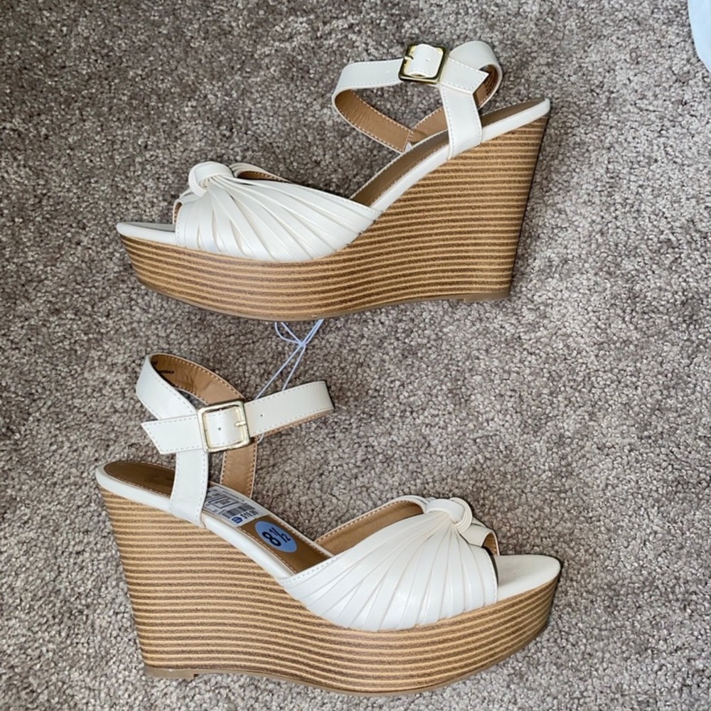 NWT “Report” Off White Wedges (8.5)